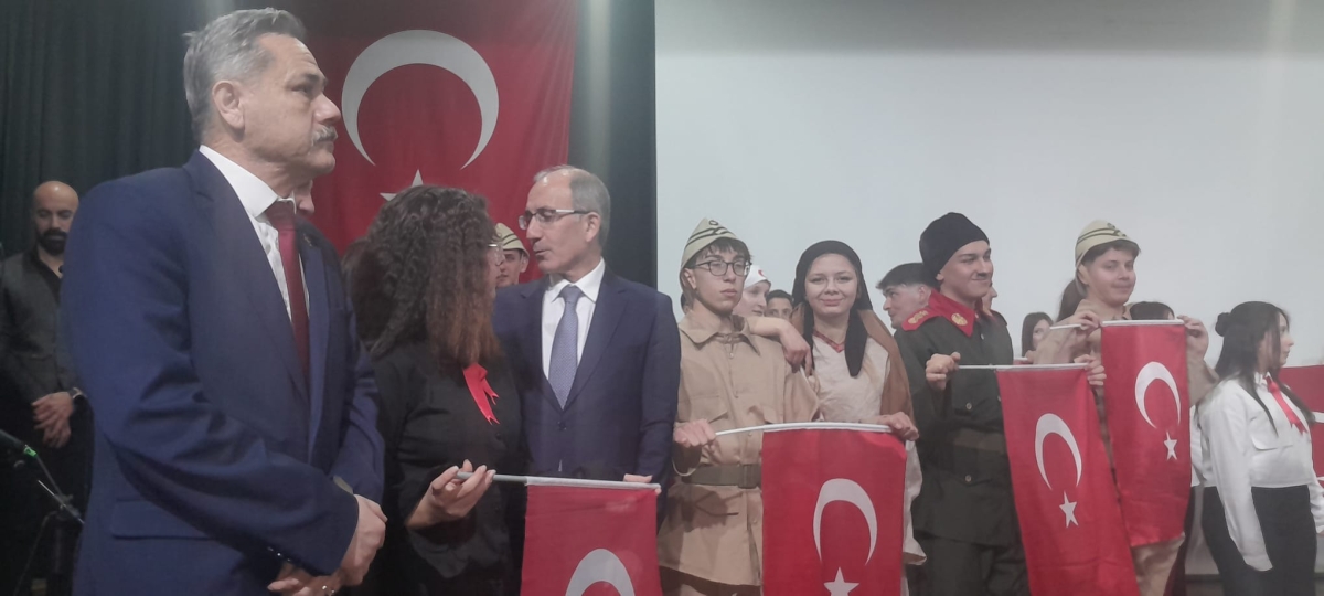 Sakarya, Çanakkale Zaferi’nin 111. yıl dönümünde tarihi bir gün yaşadı. Şehit Erol Olçok Anadolu Lisesi öğrencilerinin hazırladığı anma programı, izleyenleri 1915’in şanlı siperlerine götürürken GÜNÜN FOTOĞRAF KARELERİ
