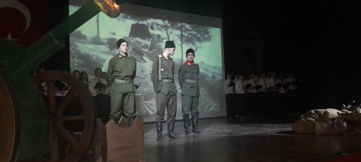 Sakarya, Çanakkale Zaferi’nin 111. yıl dönümünde tarihi bir gün yaşadı. Şehit Erol Olçok Anadolu Lisesi öğrencilerinin hazırladığı anma programı, izleyenleri 1915’in şanlı siperlerine götürürken GÜNÜN FOTOĞRAF KARELERİ