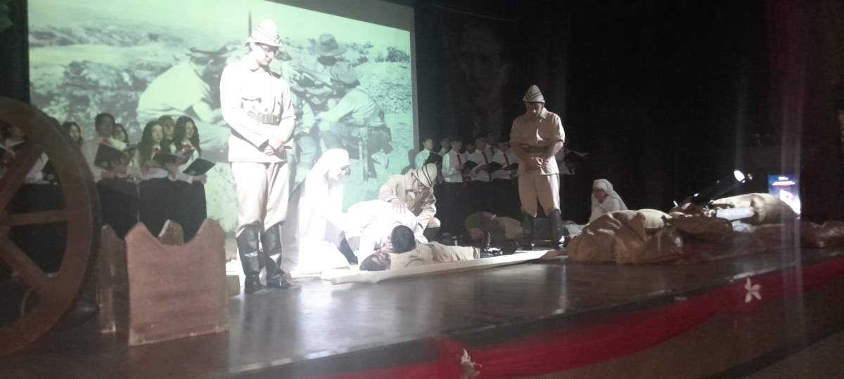 Sakarya, Çanakkale Zaferi’nin 111. yıl dönümünde tarihi bir gün yaşadı. Şehit Erol Olçok Anadolu Lisesi öğrencilerinin hazırladığı anma programı, izleyenleri 1915’in şanlı siperlerine götürürken GÜNÜN FOTOĞRAF KARELERİ