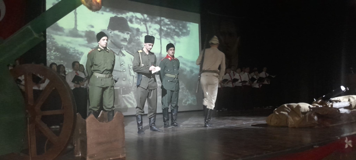 Sakarya, Çanakkale Zaferi’nin 111. yıl dönümünde tarihi bir gün yaşadı. Şehit Erol Olçok Anadolu Lisesi öğrencilerinin hazırladığı anma programı, izleyenleri 1915’in şanlı siperlerine götürürken GÜNÜN FOTOĞRAF KARELERİ