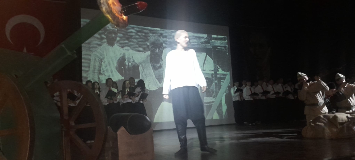 Sakarya, Çanakkale Zaferi’nin 111. yıl dönümünde tarihi bir gün yaşadı. Şehit Erol Olçok Anadolu Lisesi öğrencilerinin hazırladığı anma programı, izleyenleri 1915’in şanlı siperlerine götürürken GÜNÜN FOTOĞRAF KARELERİ