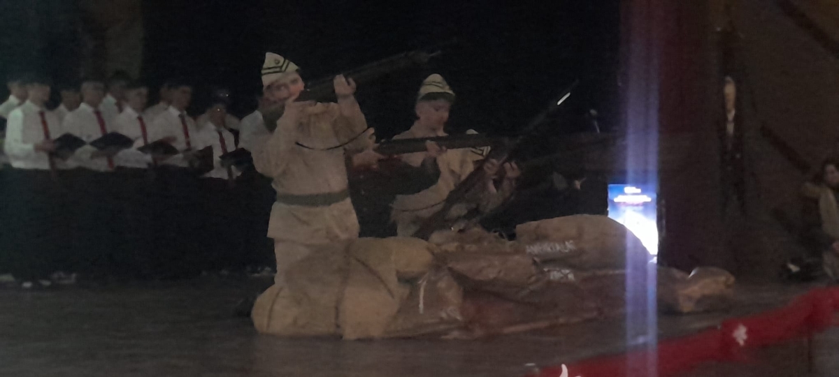 Sakarya, Çanakkale Zaferi’nin 111. yıl dönümünde tarihi bir gün yaşadı. Şehit Erol Olçok Anadolu Lisesi öğrencilerinin hazırladığı anma programı, izleyenleri 1915’in şanlı siperlerine götürürken GÜNÜN FOTOĞRAF KARELERİ