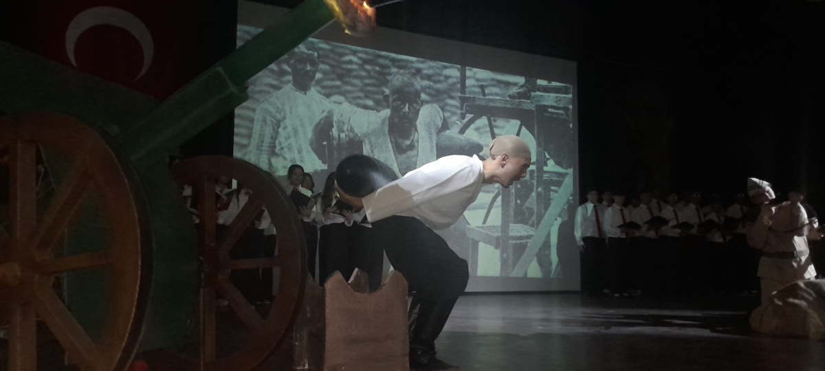 Sakarya, Çanakkale Zaferi’nin 111. yıl dönümünde tarihi bir gün yaşadı. Şehit Erol Olçok Anadolu Lisesi öğrencilerinin hazırladığı anma programı, izleyenleri 1915’in şanlı siperlerine götürürken GÜNÜN FOTOĞRAF KARELERİ
