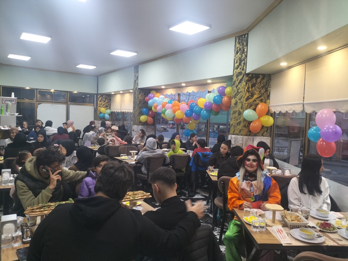 Gönül Köprüleri Kuruyor: Sakarya Karasu Girişimciler Hizmet Grubu ve Dilek Sarı’dan Çocuklara Ramazan Şölennden GÜNÜN ÖNE ÇIKAN FOTOĞRAF KARELERİ