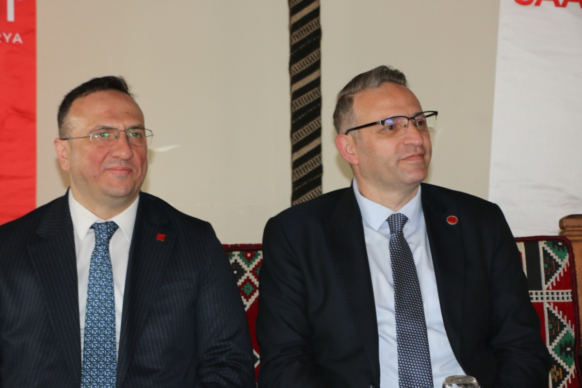 Saadet Partisi Genel Başkan Yardımcısı Av. Sinan Tekin, Adapazarı’nda basın mensuplarıyla bir araya geldi. Türkiye’nin bekasından ekonomik krize, ittifak ilkelerinden dış politikaya kadar kritik açıklamalarda bulunan Tekin: