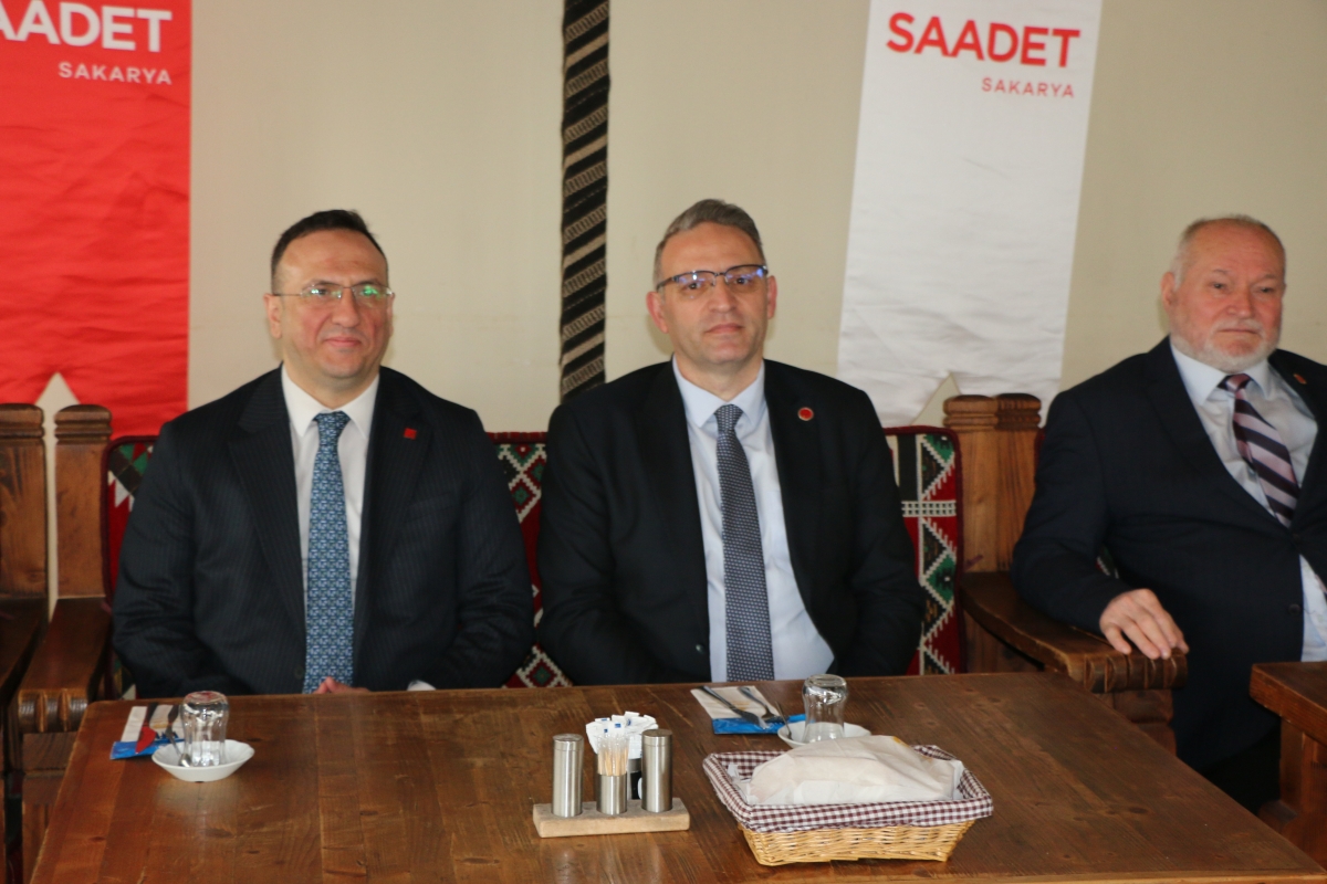Saadet Partisi Genel Başkan Yardımcısı Av. Sinan Tekin, Adapazarı’nda basın mensuplarıyla bir araya geldi. Türkiye’nin bekasından ekonomik krize, ittifak ilkelerinden dış politikaya kadar kritik açıklamalarda bulunan Tekin: