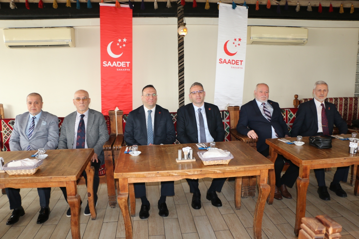 Saadet Partisi Genel Başkan Yardımcısı Av. Sinan Tekin, Adapazarı’nda basın mensuplarıyla bir araya geldi. Türkiye’nin bekasından ekonomik krize, ittifak ilkelerinden dış politikaya kadar kritik açıklamalarda bulunan Tekin: