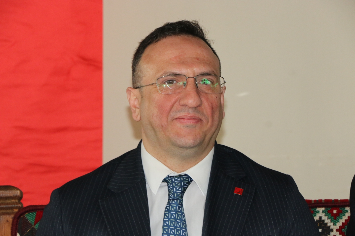 Saadet Partisi Genel Başkan Yardımcısı Av. Sinan Tekin, Adapazarı’nda basın mensuplarıyla bir araya geldi. Türkiye’nin bekasından ekonomik krize, ittifak ilkelerinden dış politikaya kadar kritik açıklamalarda bulunan Tekin: