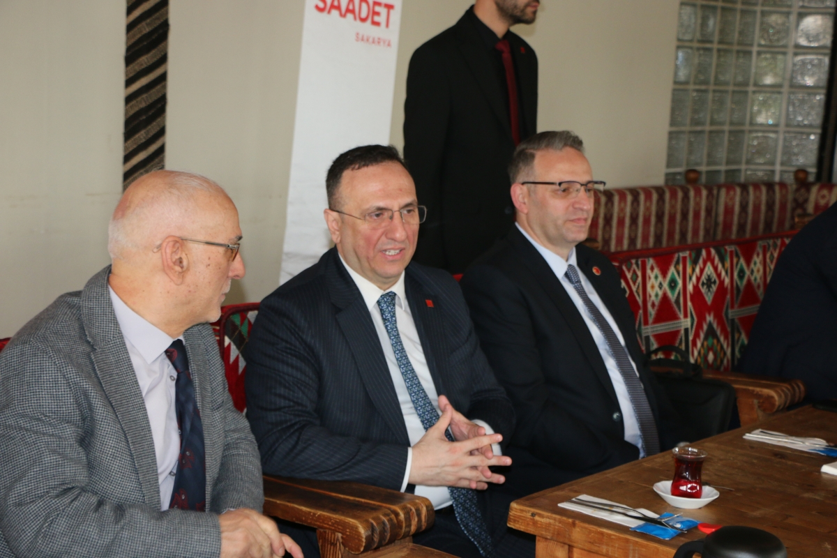 Saadet Partisi Genel Başkan Yardımcısı Av. Sinan Tekin, Adapazarı’nda basın mensuplarıyla bir araya geldi. Türkiye’nin bekasından ekonomik krize, ittifak ilkelerinden dış politikaya kadar kritik açıklamalarda bulunan Tekin: