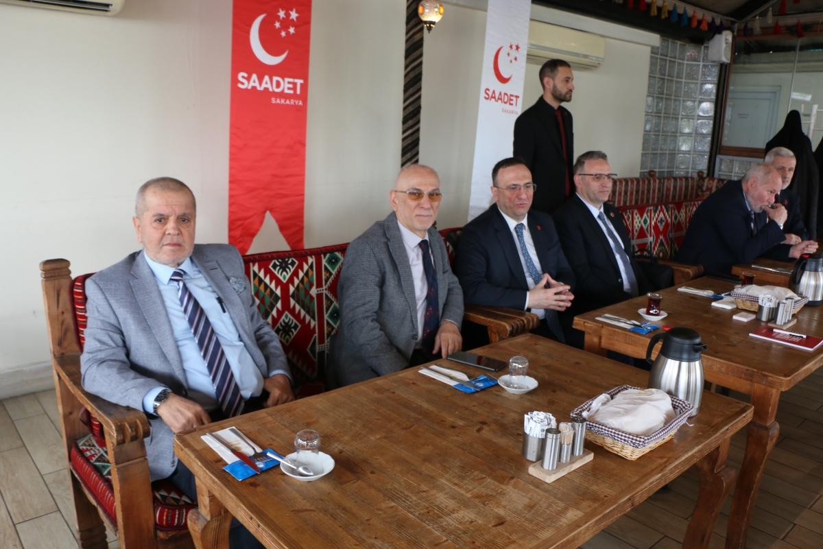 Saadet Partisi Genel Başkan Yardımcısı Av. Sinan Tekin, Adapazarı’nda basın mensuplarıyla bir araya geldi. Türkiye’nin bekasından ekonomik krize, ittifak ilkelerinden dış politikaya kadar kritik açıklamalarda bulunan Tekin:
