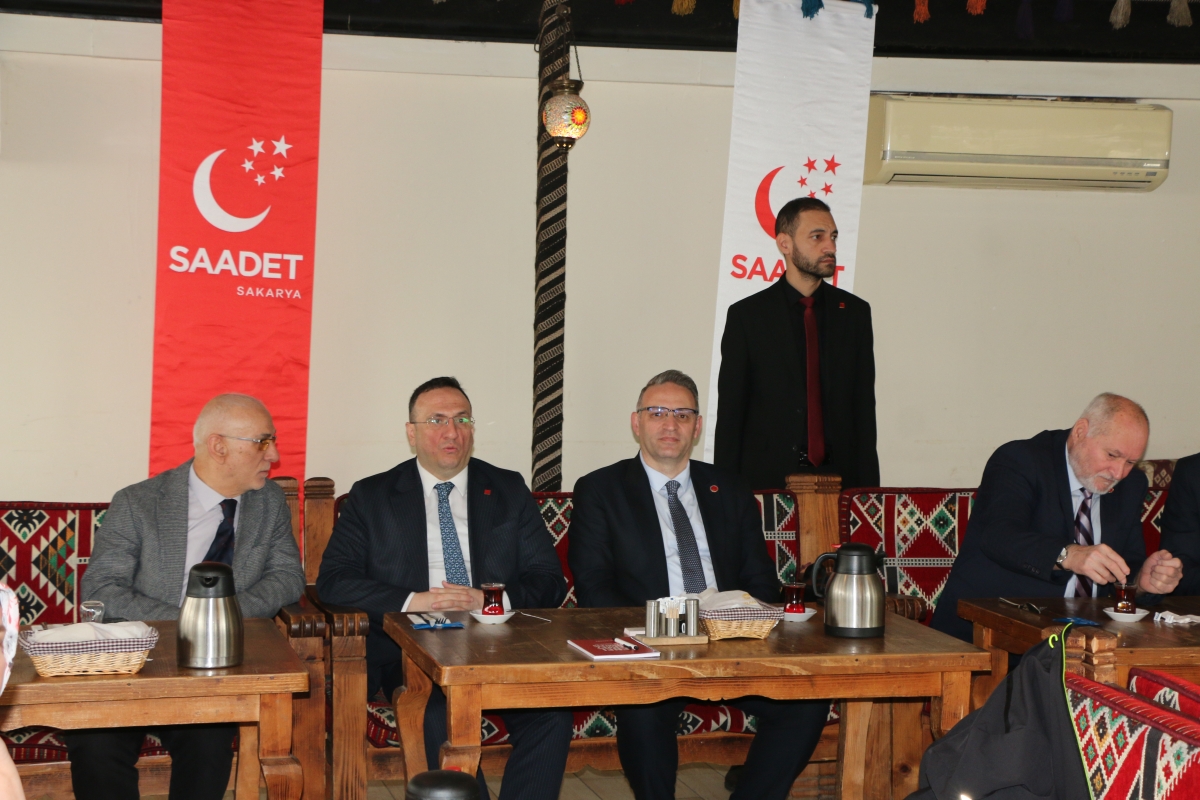 Saadet Partisi Genel Başkan Yardımcısı Av. Sinan Tekin, Adapazarı’nda basın mensuplarıyla bir araya geldi. Türkiye’nin bekasından ekonomik krize, ittifak ilkelerinden dış politikaya kadar kritik açıklamalarda bulunan Tekin: