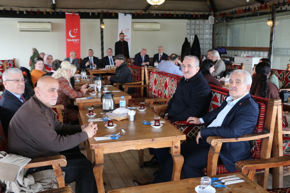 Saadet Partisi Genel Başkan Yardımcısı Av. Sinan Tekin, Adapazarı’nda basın mensuplarıyla bir araya geldi. Türkiye’nin bekasından ekonomik krize, ittifak ilkelerinden dış politikaya kadar kritik açıklamalarda bulunan Tekin: