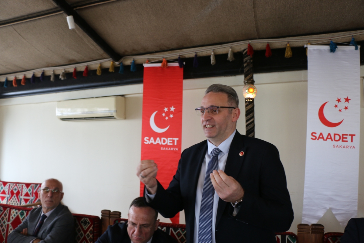Saadet Partisi Genel Başkan Yardımcısı Av. Sinan Tekin, Adapazarı’nda basın mensuplarıyla bir araya geldi. Türkiye’nin bekasından ekonomik krize, ittifak ilkelerinden dış politikaya kadar kritik açıklamalarda bulunan Tekin: