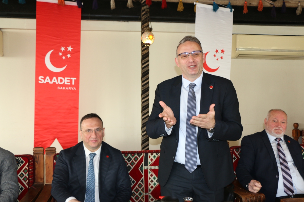 Saadet Partisi Genel Başkan Yardımcısı Av. Sinan Tekin, Adapazarı’nda basın mensuplarıyla bir araya geldi. Türkiye’nin bekasından ekonomik krize, ittifak ilkelerinden dış politikaya kadar kritik açıklamalarda bulunan Tekin: