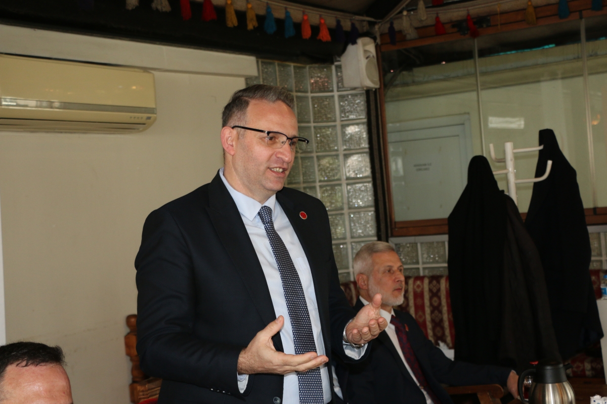 Saadet Partisi Genel Başkan Yardımcısı Av. Sinan Tekin, Adapazarı’nda basın mensuplarıyla bir araya geldi. Türkiye’nin bekasından ekonomik krize, ittifak ilkelerinden dış politikaya kadar kritik açıklamalarda bulunan Tekin: