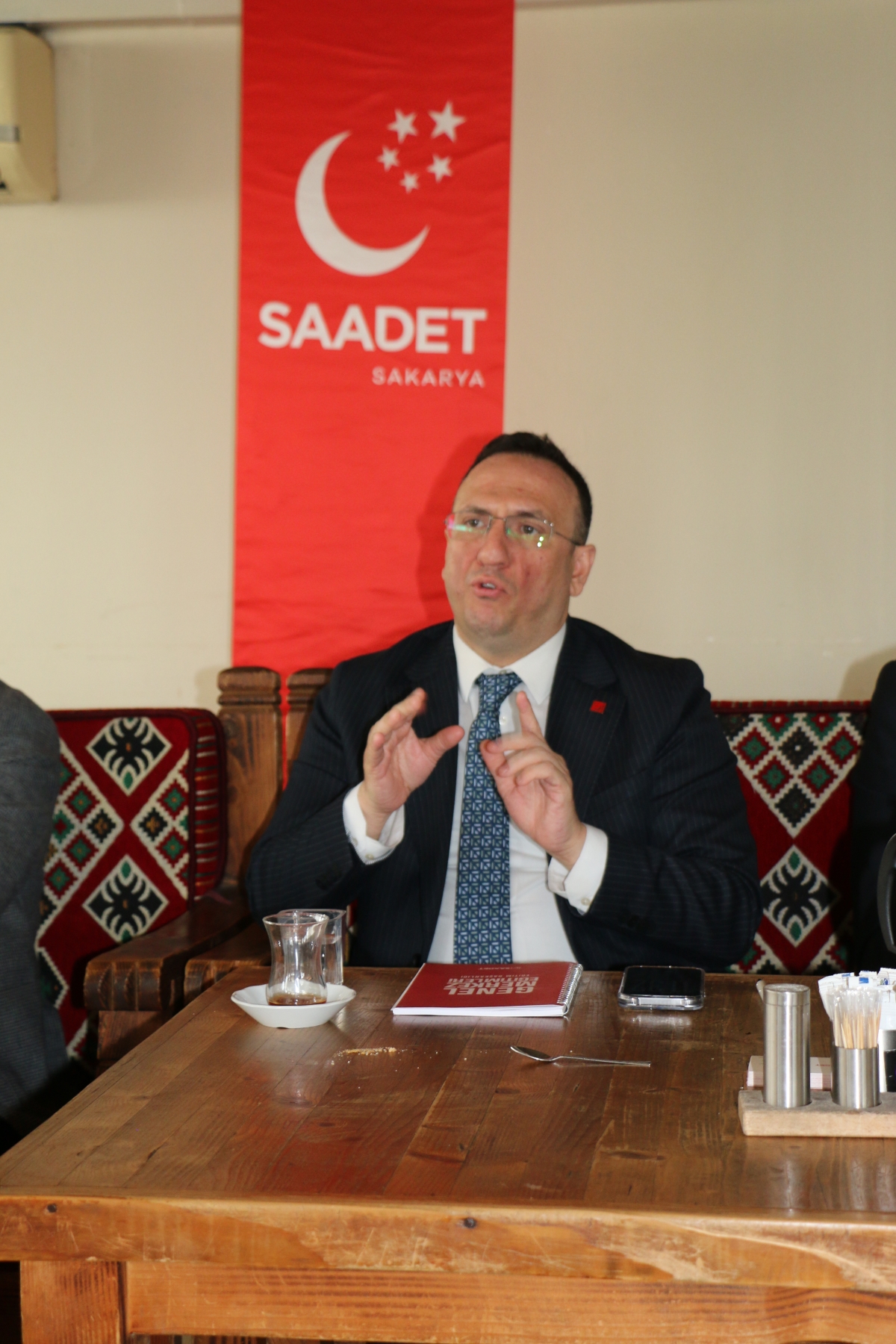 Saadet Partisi Genel Başkan Yardımcısı Av. Sinan Tekin, Adapazarı’nda basın mensuplarıyla bir araya geldi. Türkiye’nin bekasından ekonomik krize, ittifak ilkelerinden dış politikaya kadar kritik açıklamalarda bulunan Tekin: