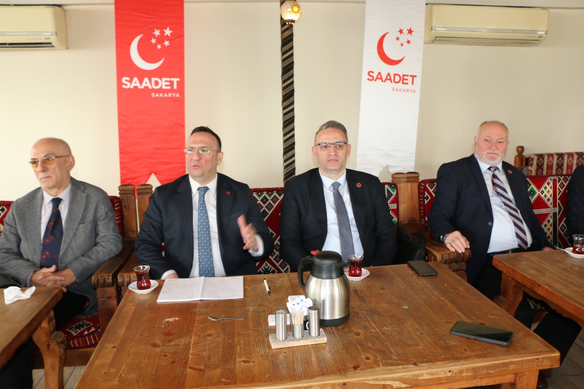 Saadet Partisi Genel Başkan Yardımcısı Av. Sinan Tekin, Adapazarı’nda basın mensuplarıyla bir araya geldi. Türkiye’nin bekasından ekonomik krize, ittifak ilkelerinden dış politikaya kadar kritik açıklamalarda bulunan Tekin:
