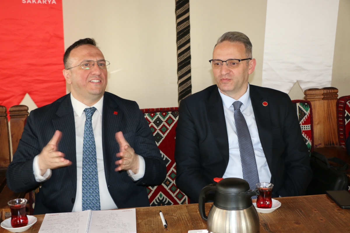 Saadet Partisi Genel Başkan Yardımcısı Av. Sinan Tekin, Adapazarı’nda basın mensuplarıyla bir araya geldi. Türkiye’nin bekasından ekonomik krize, ittifak ilkelerinden dış politikaya kadar kritik açıklamalarda bulunan Tekin:
