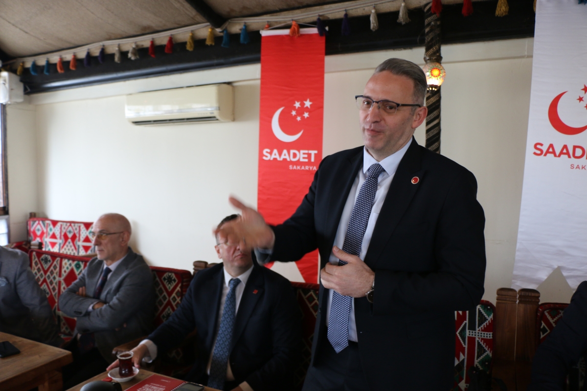 Saadet Partisi Genel Başkan Yardımcısı Av. Sinan Tekin, Adapazarı’nda basın mensuplarıyla bir araya geldi. Türkiye’nin bekasından ekonomik krize, ittifak ilkelerinden dış politikaya kadar kritik açıklamalarda bulunan Tekin: