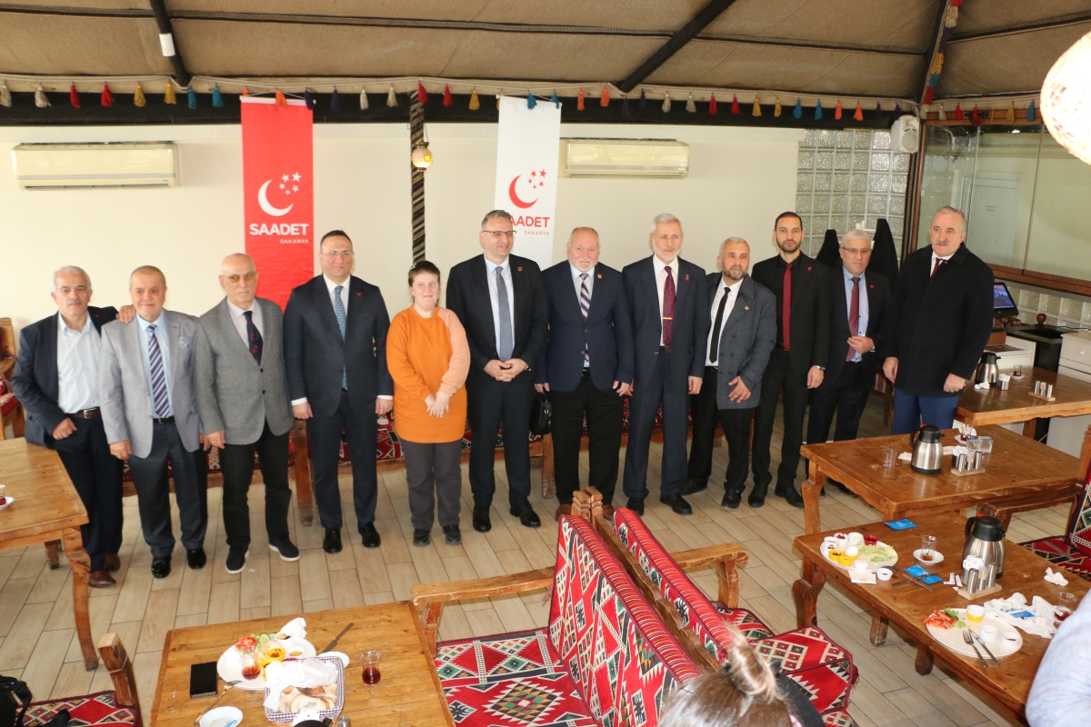 Saadet Partisi Genel Başkan Yardımcısı Av. Sinan Tekin, Adapazarı’nda basın mensuplarıyla bir araya geldi. Türkiye’nin bekasından ekonomik krize, ittifak ilkelerinden dış politikaya kadar kritik açıklamalarda bulunan Tekin: