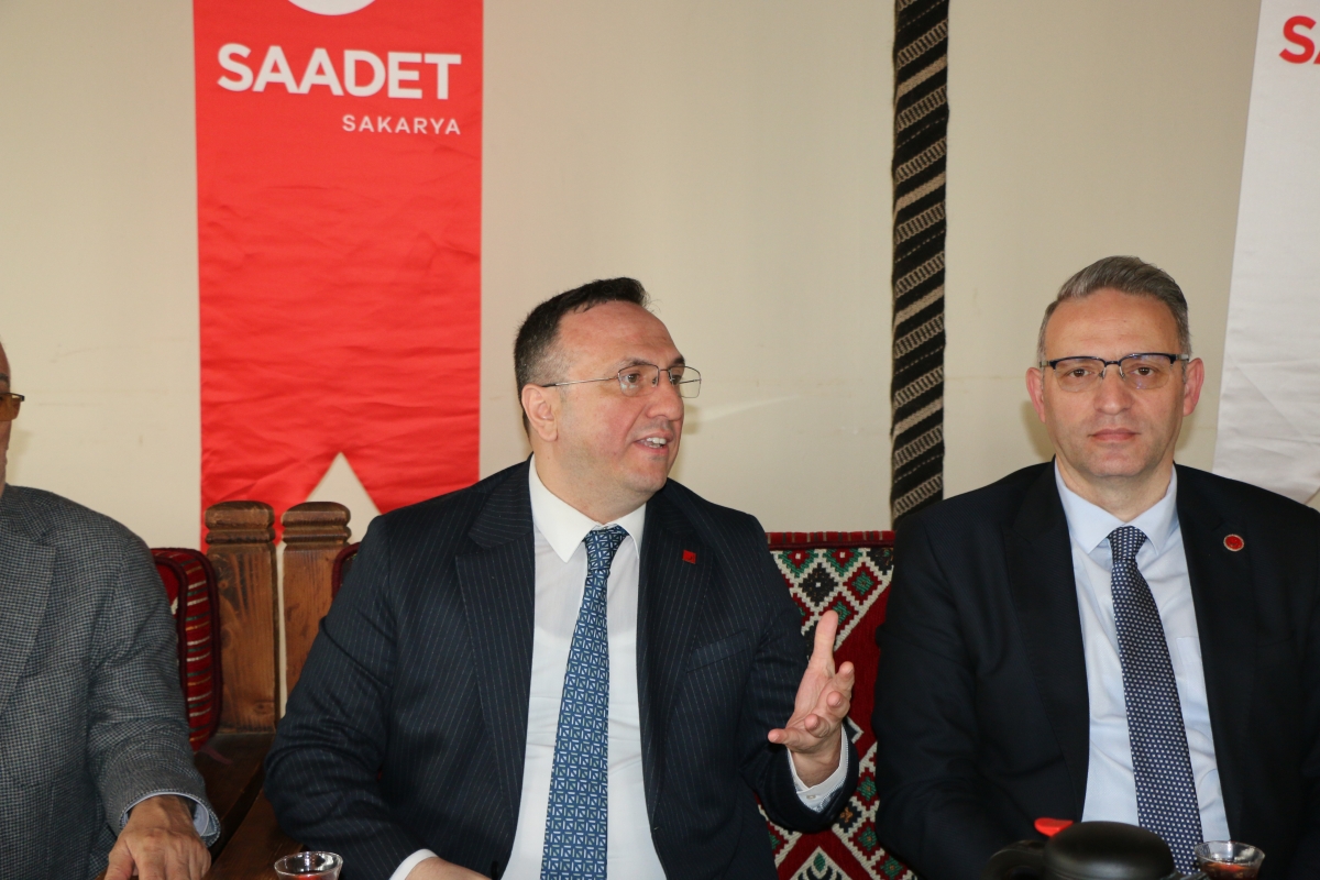 Saadet Partisi Genel Başkan Yardımcısı Av. Sinan Tekin, Adapazarı’nda basın mensuplarıyla bir araya geldi. Türkiye’nin bekasından ekonomik krize, ittifak ilkelerinden dış politikaya kadar kritik açıklamalarda bulunan Tekin: