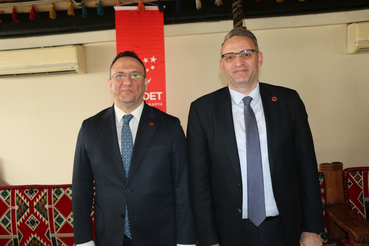 Saadet Partisi Genel Başkan Yardımcısı Av. Sinan Tekin, Adapazarı’nda basın mensuplarıyla bir araya geldi. Türkiye’nin bekasından ekonomik krize, ittifak ilkelerinden dış politikaya kadar kritik açıklamalarda bulunan Tekin: