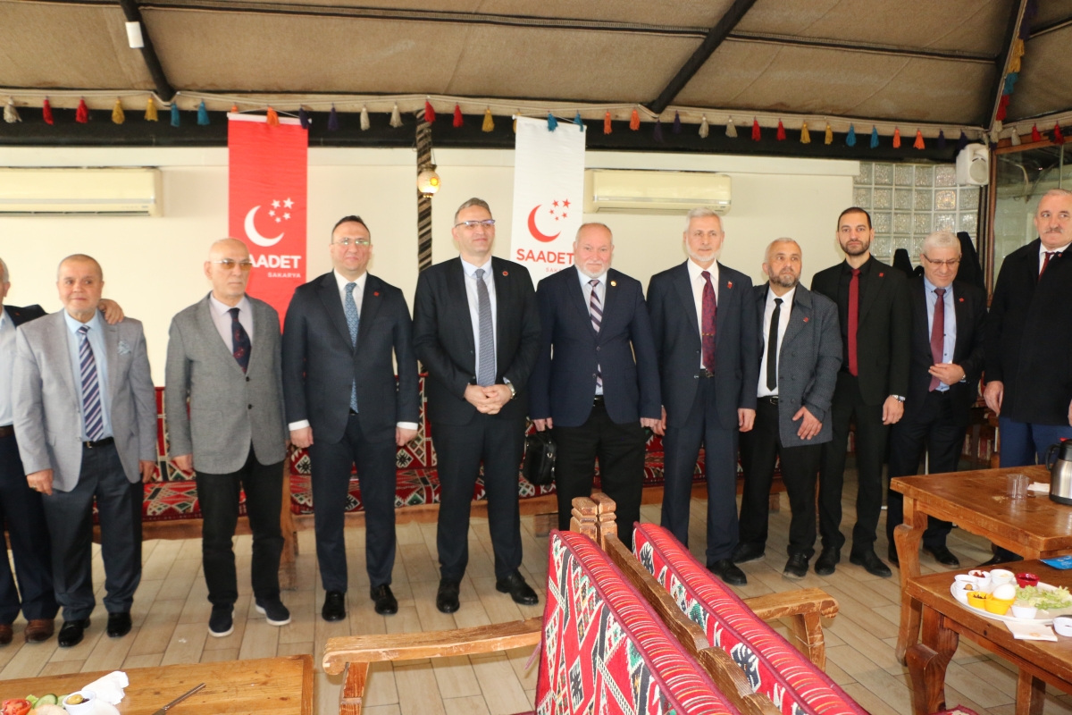 Saadet Partisi Genel Başkan Yardımcısı Av. Sinan Tekin, Adapazarı’nda basın mensuplarıyla bir araya geldi. Türkiye’nin bekasından ekonomik krize, ittifak ilkelerinden dış politikaya kadar kritik açıklamalarda bulunan Tekin: