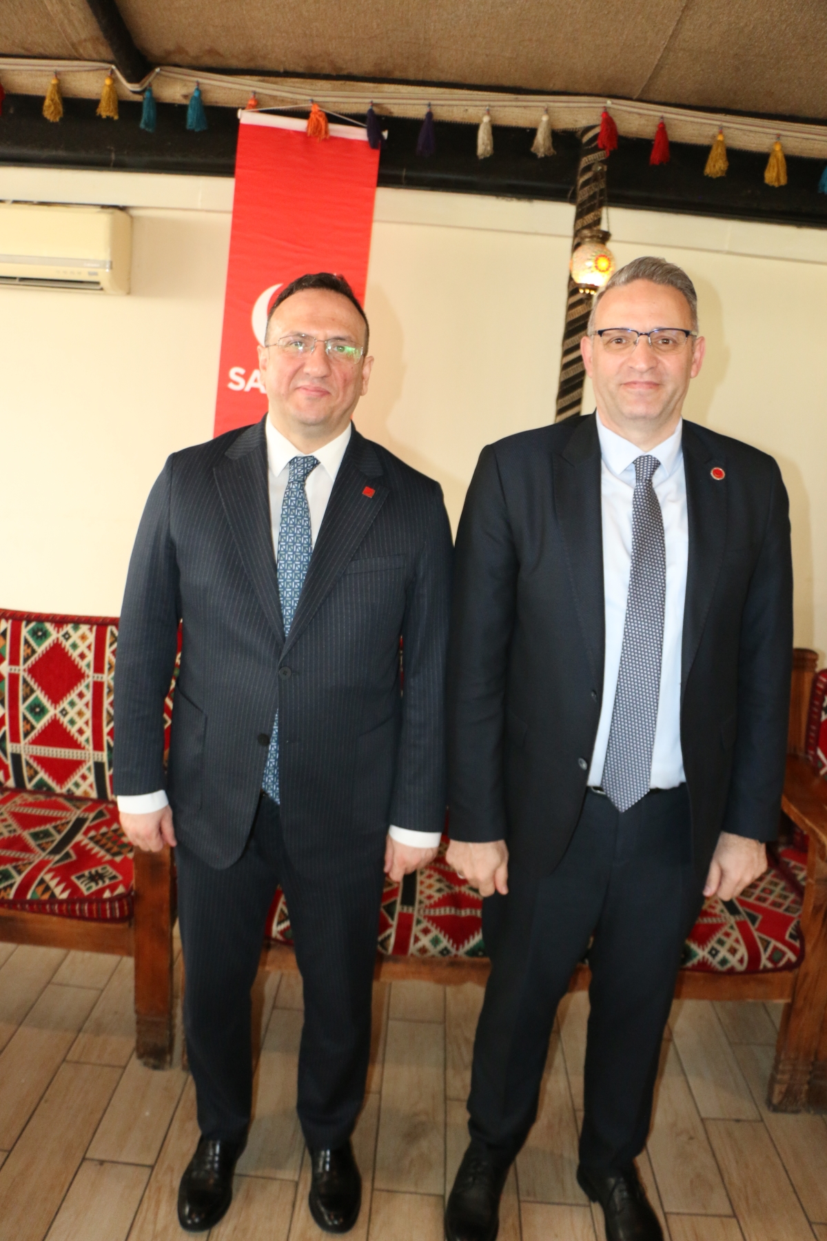 Saadet Partisi Genel Başkan Yardımcısı Av. Sinan Tekin, Adapazarı’nda basın mensuplarıyla bir araya geldi. Türkiye’nin bekasından ekonomik krize, ittifak ilkelerinden dış politikaya kadar kritik açıklamalarda bulunan Tekin: