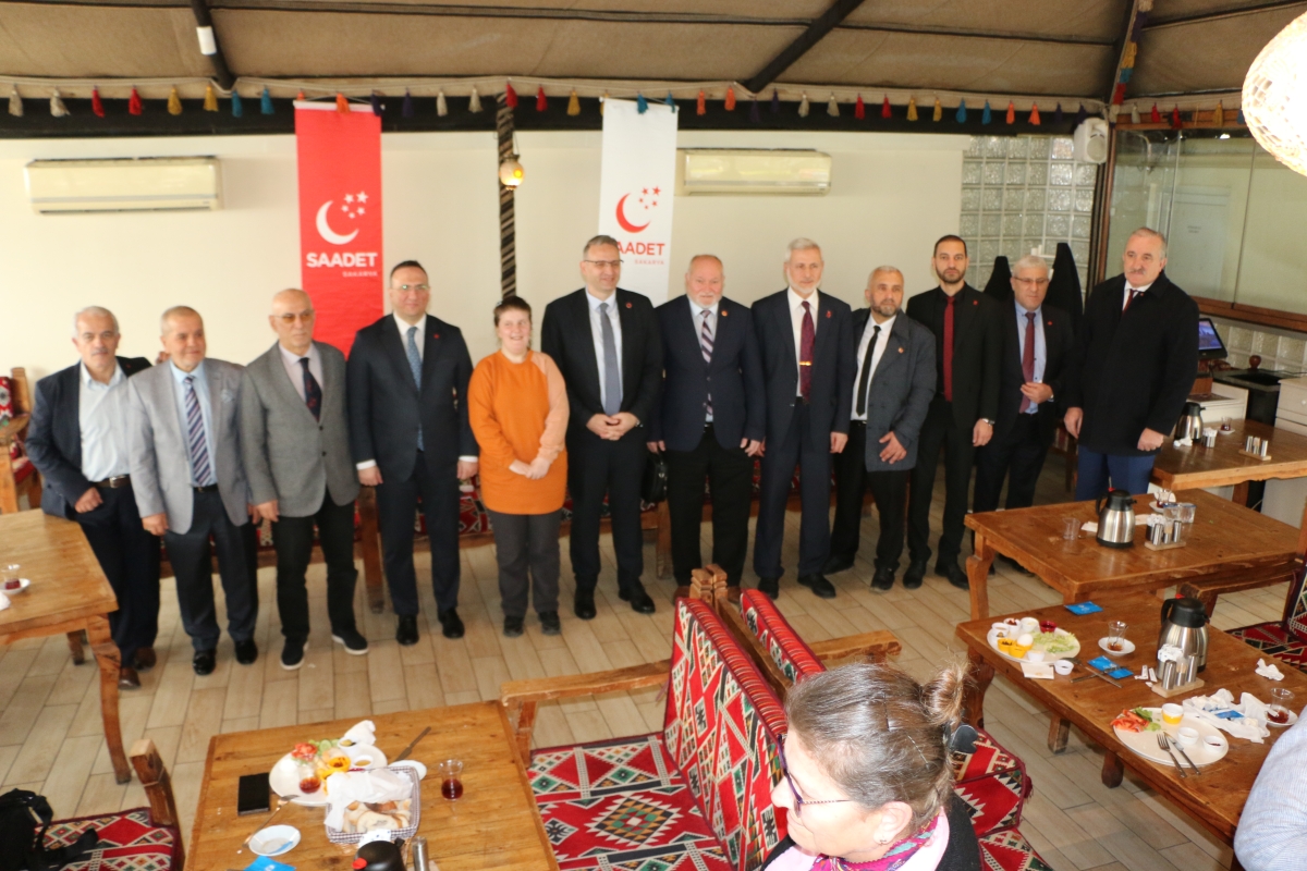Saadet Partisi Genel Başkan Yardımcısı Av. Sinan Tekin, Adapazarı’nda basın mensuplarıyla bir araya geldi. Türkiye’nin bekasından ekonomik krize, ittifak ilkelerinden dış politikaya kadar kritik açıklamalarda bulunan Tekin: