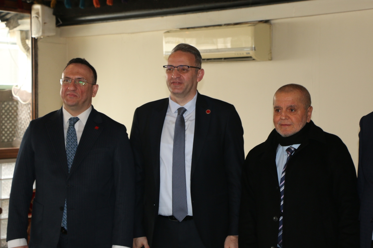 Saadet Partisi Genel Başkan Yardımcısı Av. Sinan Tekin, Adapazarı’nda basın mensuplarıyla bir araya geldi. Türkiye’nin bekasından ekonomik krize, ittifak ilkelerinden dış politikaya kadar kritik açıklamalarda bulunan Tekin: