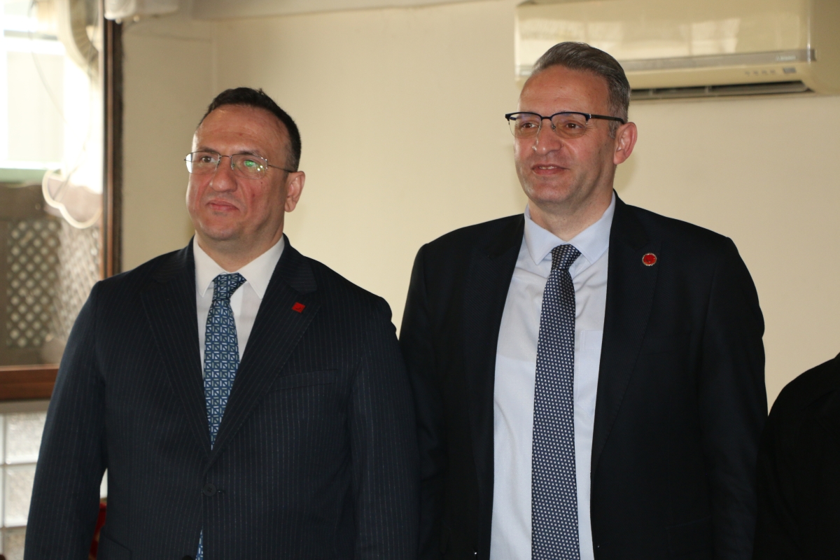 Saadet Partisi Genel Başkan Yardımcısı Av. Sinan Tekin, Adapazarı’nda basın mensuplarıyla bir araya geldi. Türkiye’nin bekasından ekonomik krize, ittifak ilkelerinden dış politikaya kadar kritik açıklamalarda bulunan Tekin: