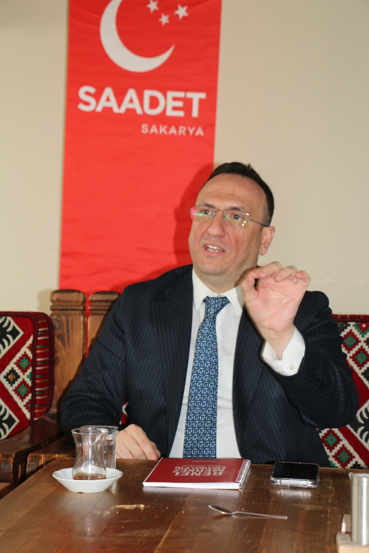 Saadet Partisi Genel Başkan Yardımcısı Av. Sinan Tekin, Adapazarı’nda basın mensuplarıyla bir araya geldi. Türkiye’nin bekasından ekonomik krize, ittifak ilkelerinden dış politikaya kadar kritik açıklamalarda bulunan Tekin: