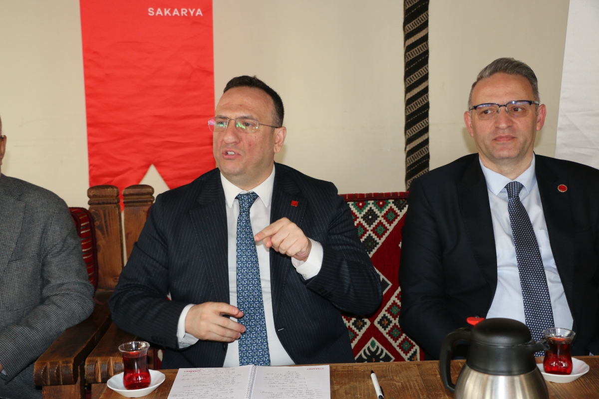 Saadet Partisi Genel Başkan Yardımcısı Av. Sinan Tekin, Adapazarı’nda basın mensuplarıyla bir araya geldi. Türkiye’nin bekasından ekonomik krize, ittifak ilkelerinden dış politikaya kadar kritik açıklamalarda bulunan Tekin: