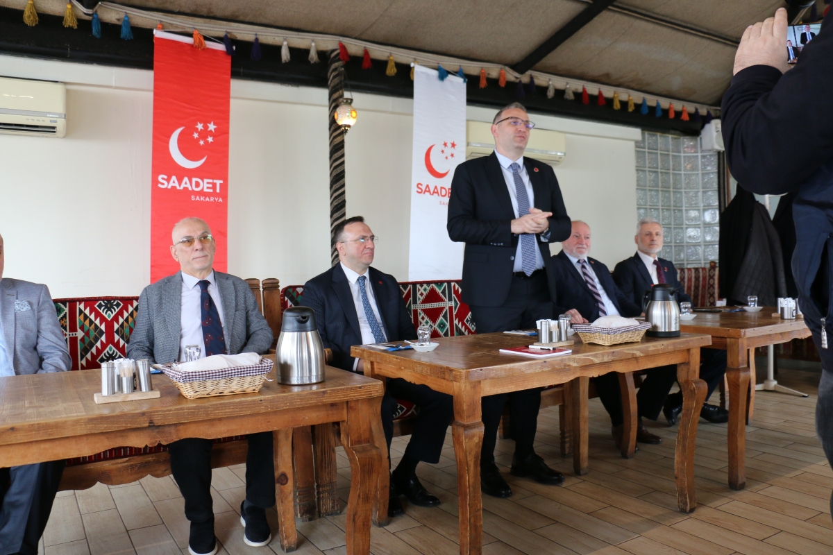 Saadet Partisi Genel Başkan Yardımcısı Av. Sinan Tekin, Adapazarı’nda basın mensuplarıyla bir araya geldi. Türkiye’nin bekasından ekonomik krize, ittifak ilkelerinden dış politikaya kadar kritik açıklamalarda bulunan Tekin: