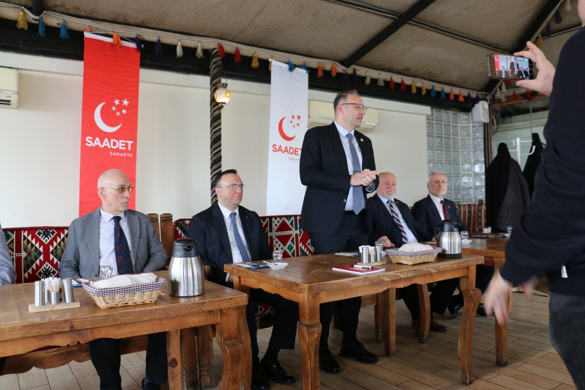 Saadet Partisi Genel Başkan Yardımcısı Av. Sinan Tekin, Adapazarı’nda basın mensuplarıyla bir araya geldi. Türkiye’nin bekasından ekonomik krize, ittifak ilkelerinden dış politikaya kadar kritik açıklamalarda bulunan Tekin: