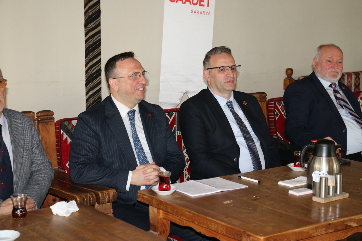 Saadet Partisi Genel Başkan Yardımcısı Av. Sinan Tekin, Adapazarı’nda basın mensuplarıyla bir araya geldi. Türkiye’nin bekasından ekonomik krize, ittifak ilkelerinden dış politikaya kadar kritik açıklamalarda bulunan Tekin: