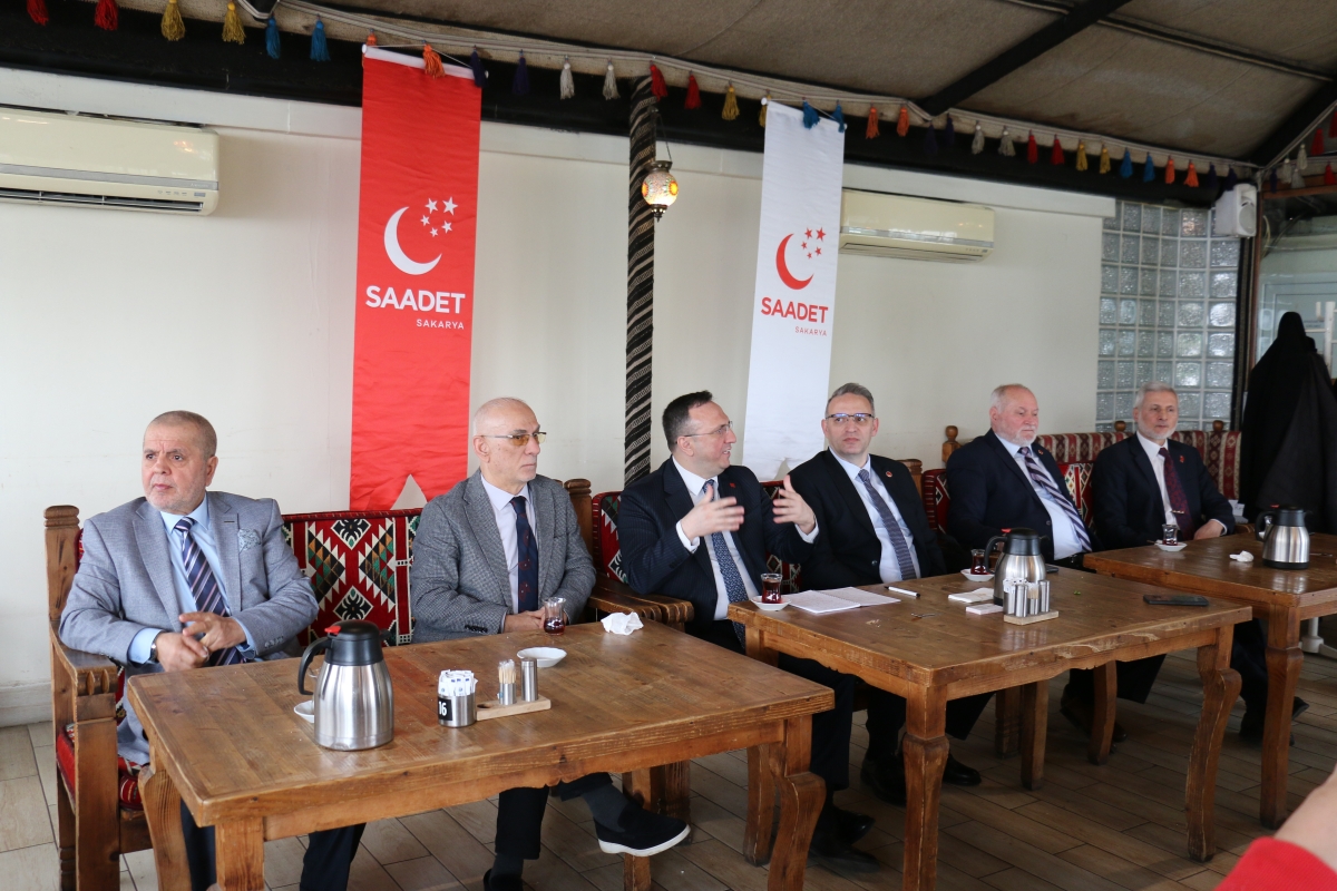 Saadet Partisi Genel Başkan Yardımcısı Av. Sinan Tekin, Adapazarı’nda basın mensuplarıyla bir araya geldi. Türkiye’nin bekasından ekonomik krize, ittifak ilkelerinden dış politikaya kadar kritik açıklamalarda bulunan Tekin: