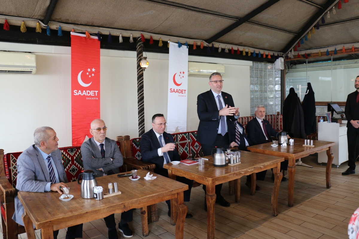 Saadet Partisi Genel Başkan Yardımcısı Av. Sinan Tekin, Adapazarı’nda basın mensuplarıyla bir araya geldi. Türkiye’nin bekasından ekonomik krize, ittifak ilkelerinden dış politikaya kadar kritik açıklamalarda bulunan Tekin: