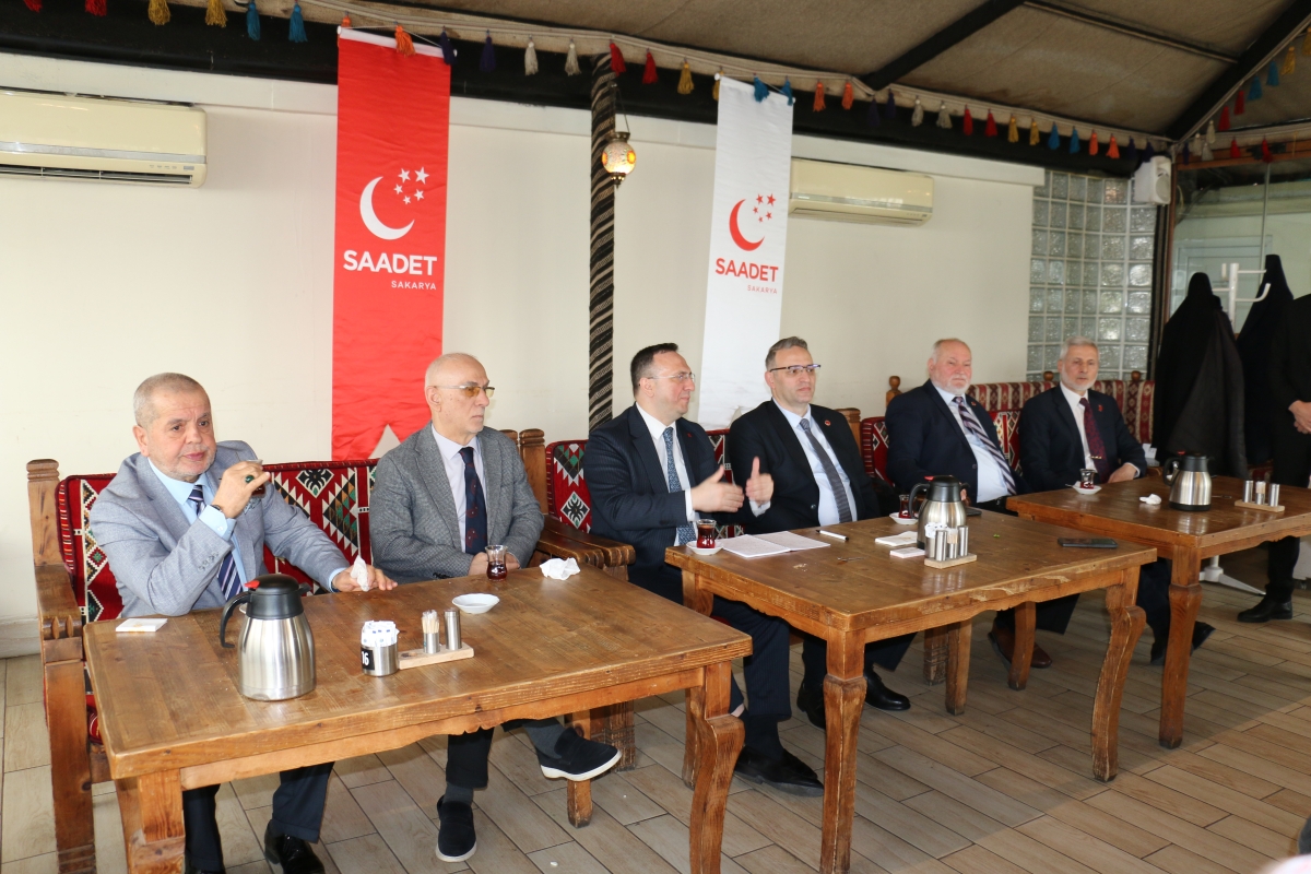 Saadet Partisi Genel Başkan Yardımcısı Av. Sinan Tekin, Adapazarı’nda basın mensuplarıyla bir araya geldi. Türkiye’nin bekasından ekonomik krize, ittifak ilkelerinden dış politikaya kadar kritik açıklamalarda bulunan Tekin: