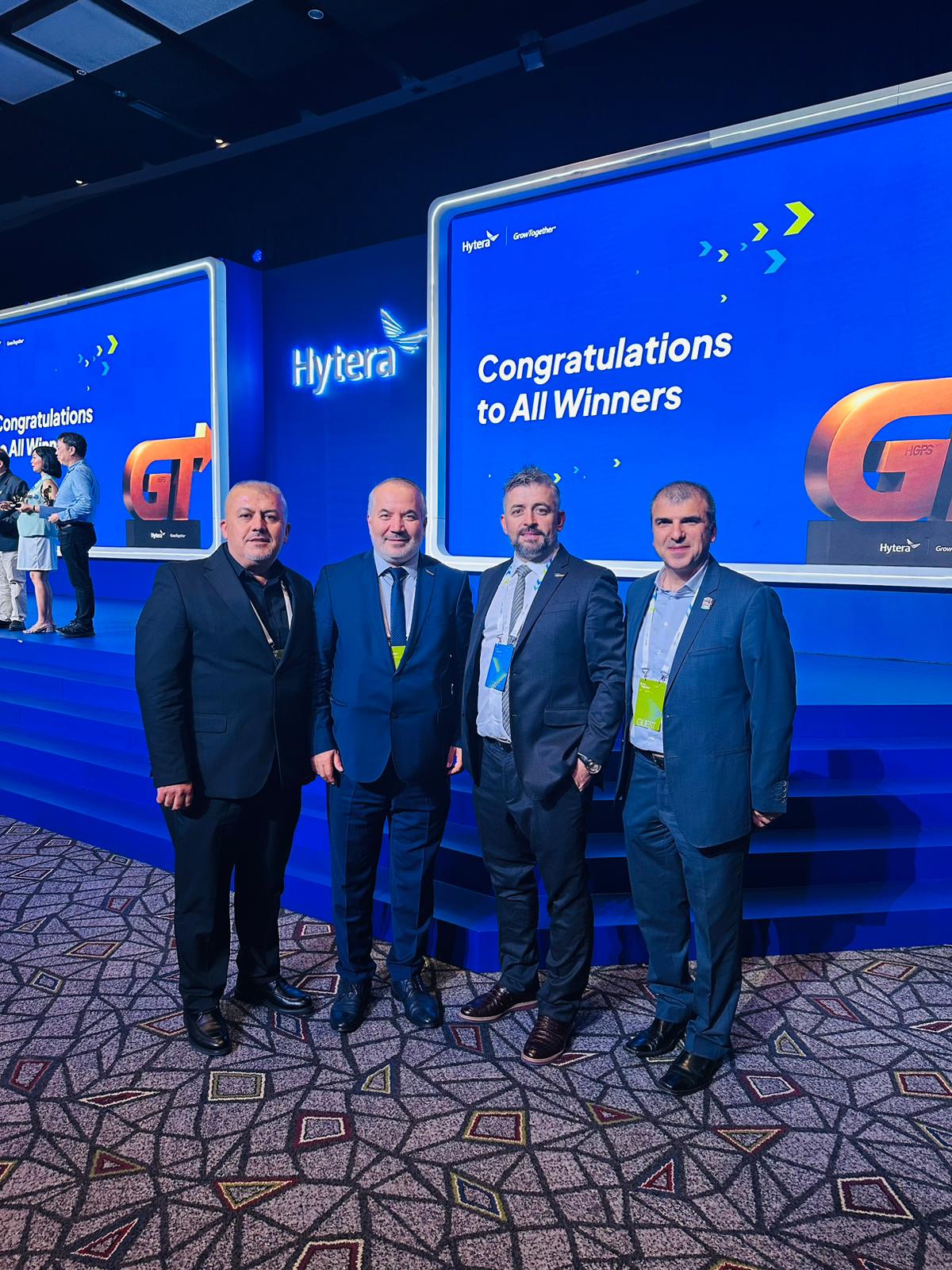 Güney Afrika’nın kalbi Cape Town’da düzenlenen Hytera Global Partner Summit 2025, telsiz dünyasının geleceğini belirledi. Zirveye damga vuran isim ise Türkiye’den Mustafa Yüksel oldu. PoC Türkiye ekibiyle
