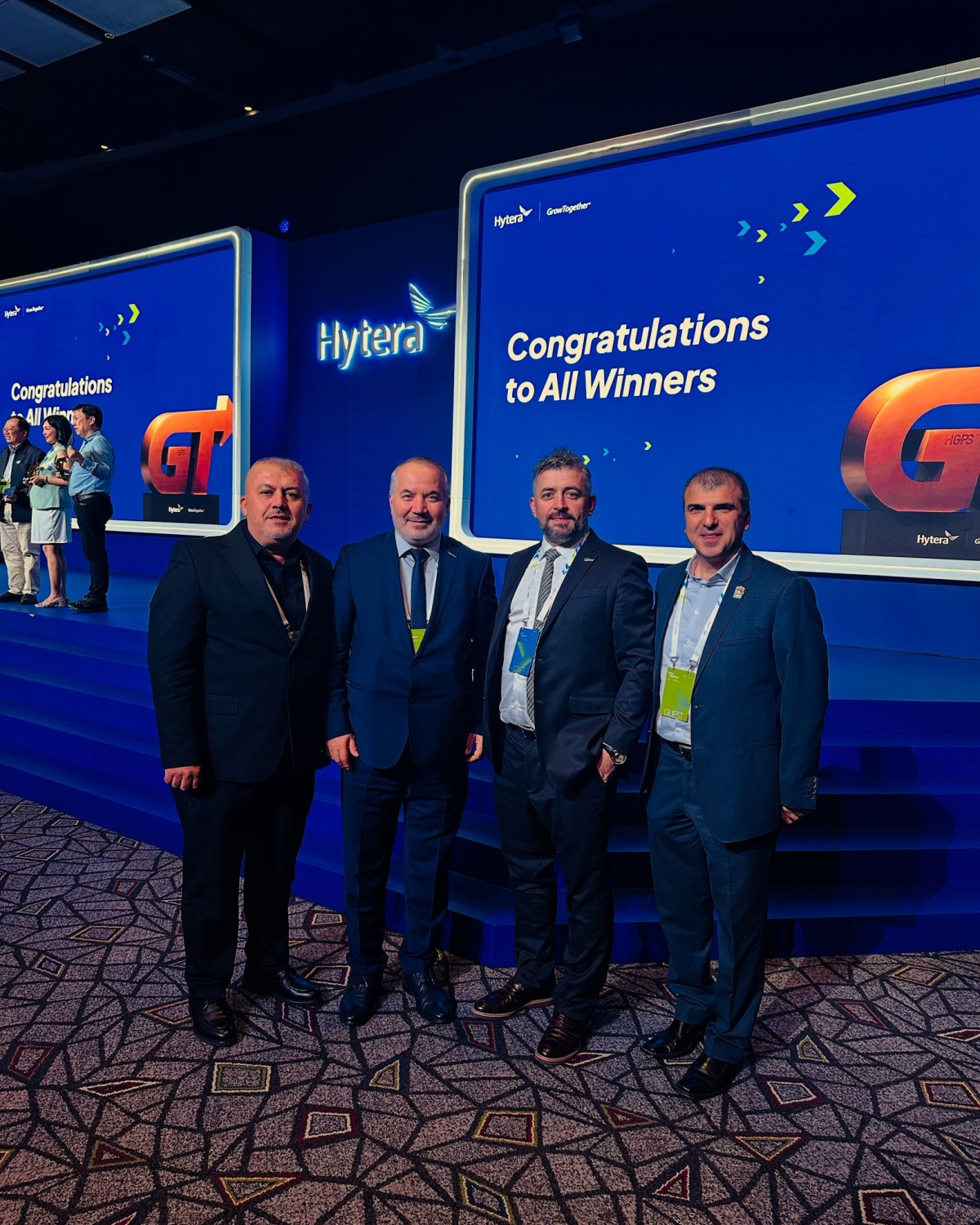 Güney Afrika’nın kalbi Cape Town’da düzenlenen Hytera Global Partner Summit 2025, telsiz dünyasının geleceğini belirledi. Zirveye damga vuran isim ise Türkiye’den Mustafa Yüksel oldu. PoC Türkiye ekibiyle