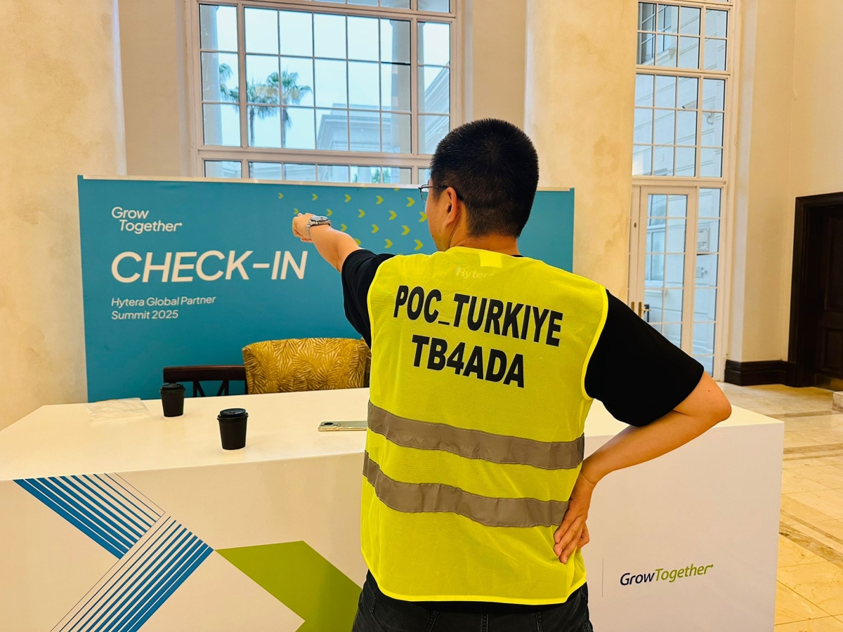 Güney Afrika’nın kalbi Cape Town’da düzenlenen Hytera Global Partner Summit 2025, telsiz dünyasının geleceğini belirledi. Zirveye damga vuran isim ise Türkiye’den Mustafa Yüksel oldu. PoC Türkiye ekibiyle