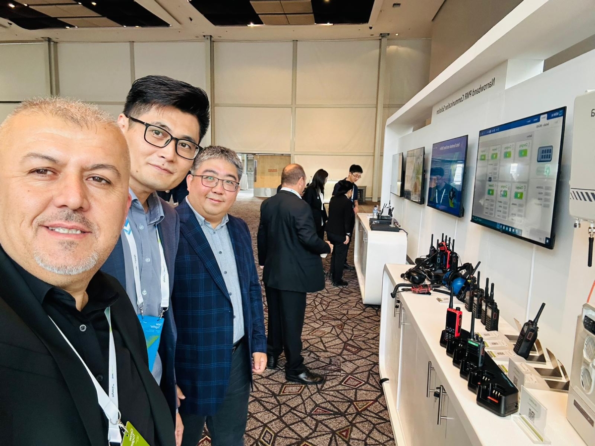 Güney Afrika’nın kalbi Cape Town’da düzenlenen Hytera Global Partner Summit 2025, telsiz dünyasının geleceğini belirledi. Zirveye damga vuran isim ise Türkiye’den Mustafa Yüksel oldu. PoC Türkiye ekibiyle