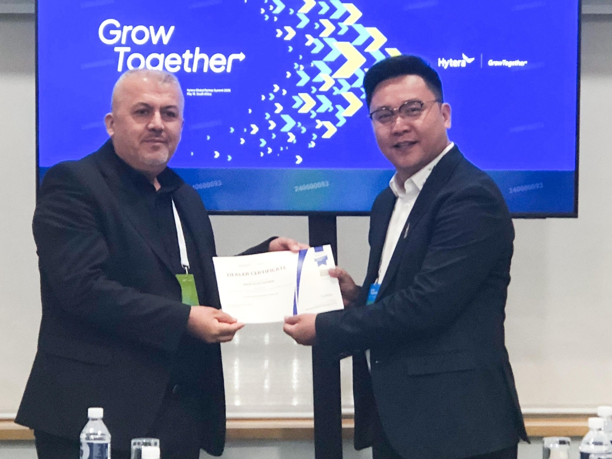 Güney Afrika’nın kalbi Cape Town’da düzenlenen Hytera Global Partner Summit 2025, telsiz dünyasının geleceğini belirledi. Zirveye damga vuran isim ise Türkiye’den Mustafa Yüksel oldu. PoC Türkiye ekibiyle