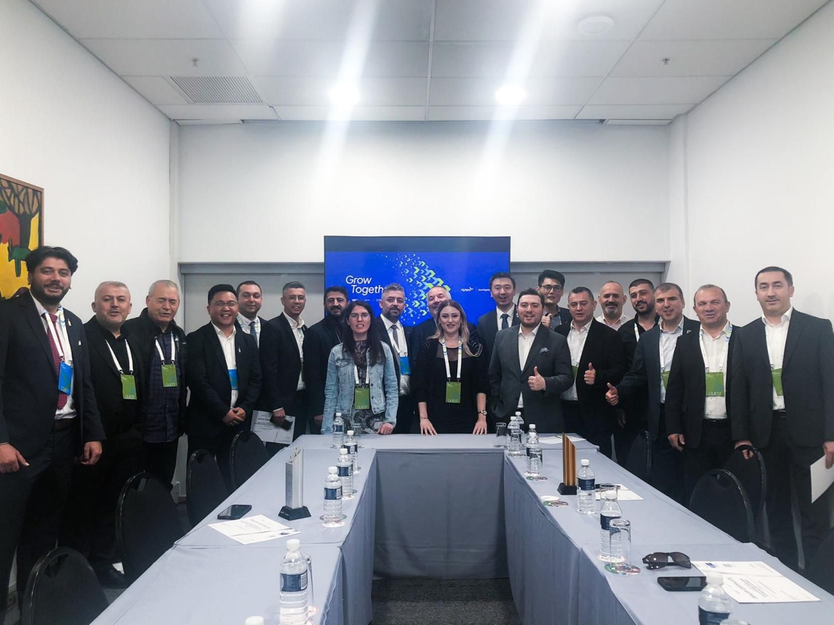 Güney Afrika’nın kalbi Cape Town’da düzenlenen Hytera Global Partner Summit 2025, telsiz dünyasının geleceğini belirledi. Zirveye damga vuran isim ise Türkiye’den Mustafa Yüksel oldu. PoC Türkiye ekibiyle