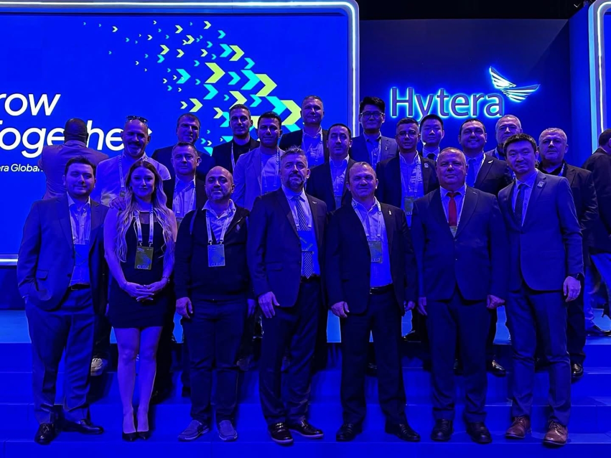 Güney Afrika’nın kalbi Cape Town’da düzenlenen Hytera Global Partner Summit 2025, telsiz dünyasının geleceğini belirledi. Zirveye damga vuran isim ise Türkiye’den Mustafa Yüksel oldu. PoC Türkiye ekibiyle