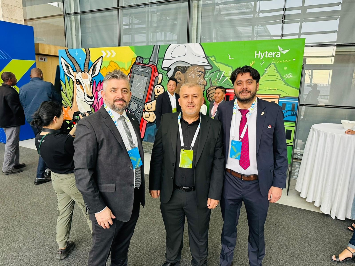 Güney Afrika’nın kalbi Cape Town’da düzenlenen Hytera Global Partner Summit 2025, telsiz dünyasının geleceğini belirledi. Zirveye damga vuran isim ise Türkiye’den Mustafa Yüksel oldu. PoC Türkiye ekibiyle