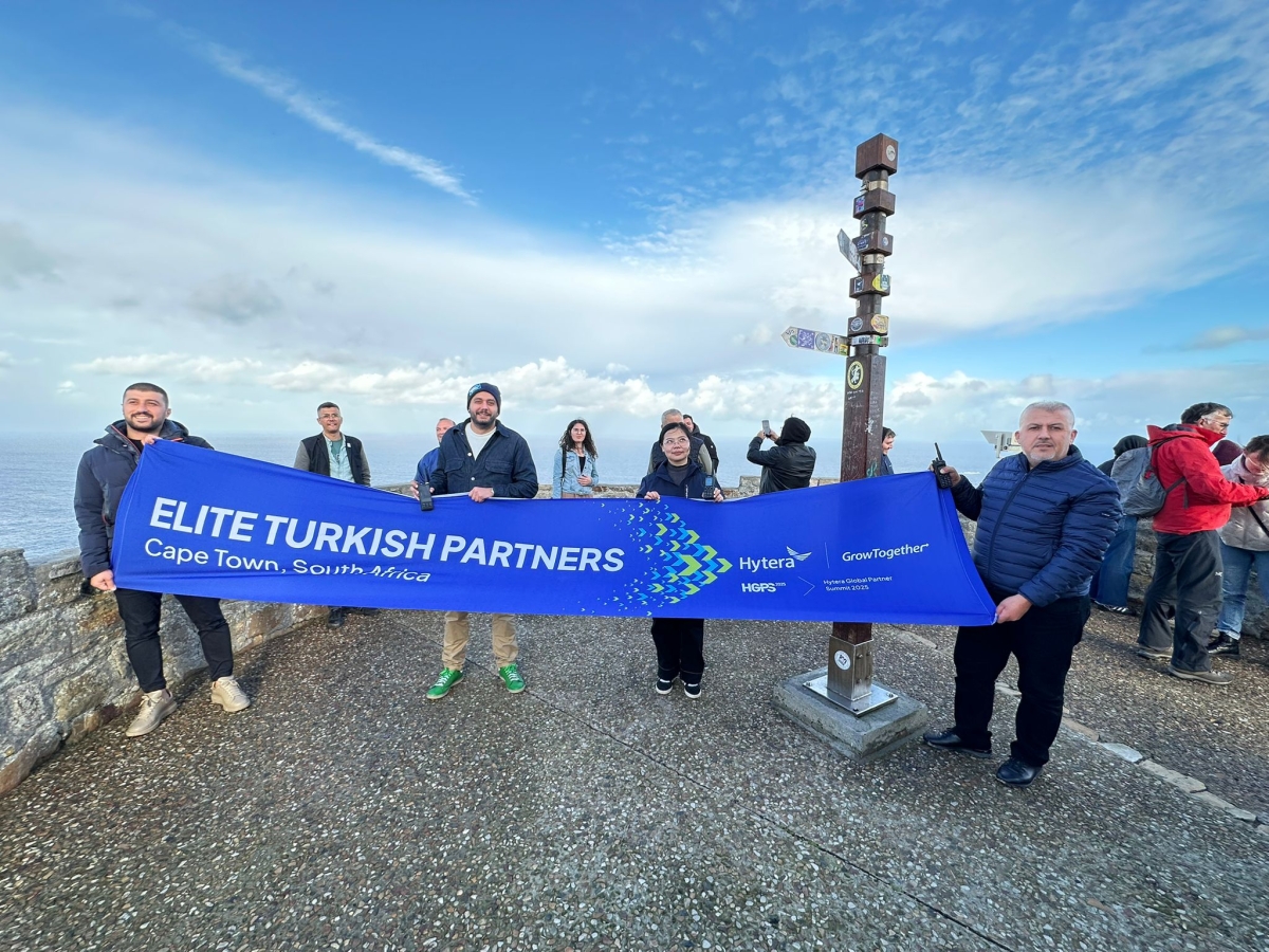 Güney Afrika’nın kalbi Cape Town’da düzenlenen Hytera Global Partner Summit 2025, telsiz dünyasının geleceğini belirledi. Zirveye damga vuran isim ise Türkiye’den Mustafa Yüksel oldu. PoC Türkiye ekibiyle