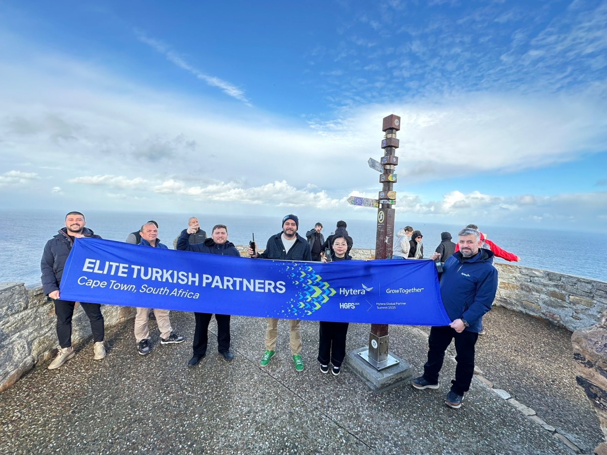 Güney Afrika’nın kalbi Cape Town’da düzenlenen Hytera Global Partner Summit 2025, telsiz dünyasının geleceğini belirledi. Zirveye damga vuran isim ise Türkiye’den Mustafa Yüksel oldu. PoC Türkiye ekibiyle