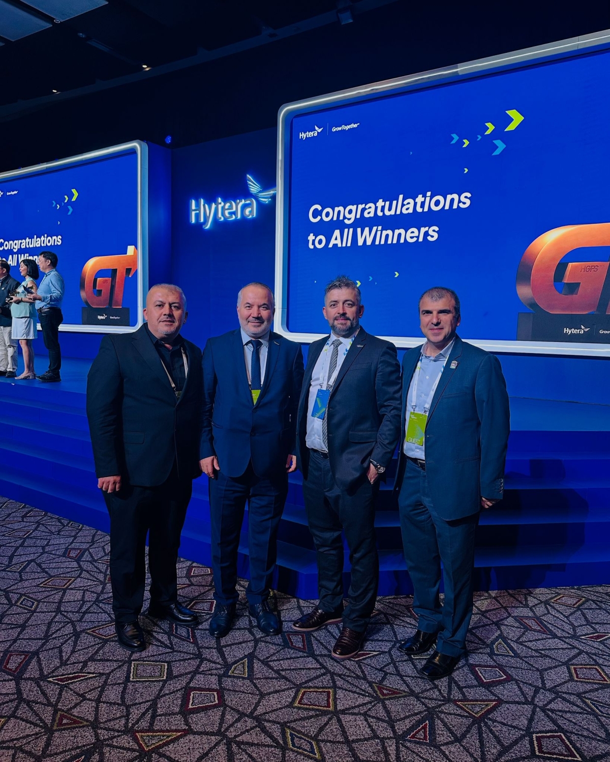 Güney Afrika’nın kalbi Cape Town’da düzenlenen Hytera Global Partner Summit 2025, telsiz dünyasının geleceğini belirledi. Zirveye damga vuran isim ise Türkiye’den Mustafa Yüksel oldu. PoC Türkiye ekibiyle